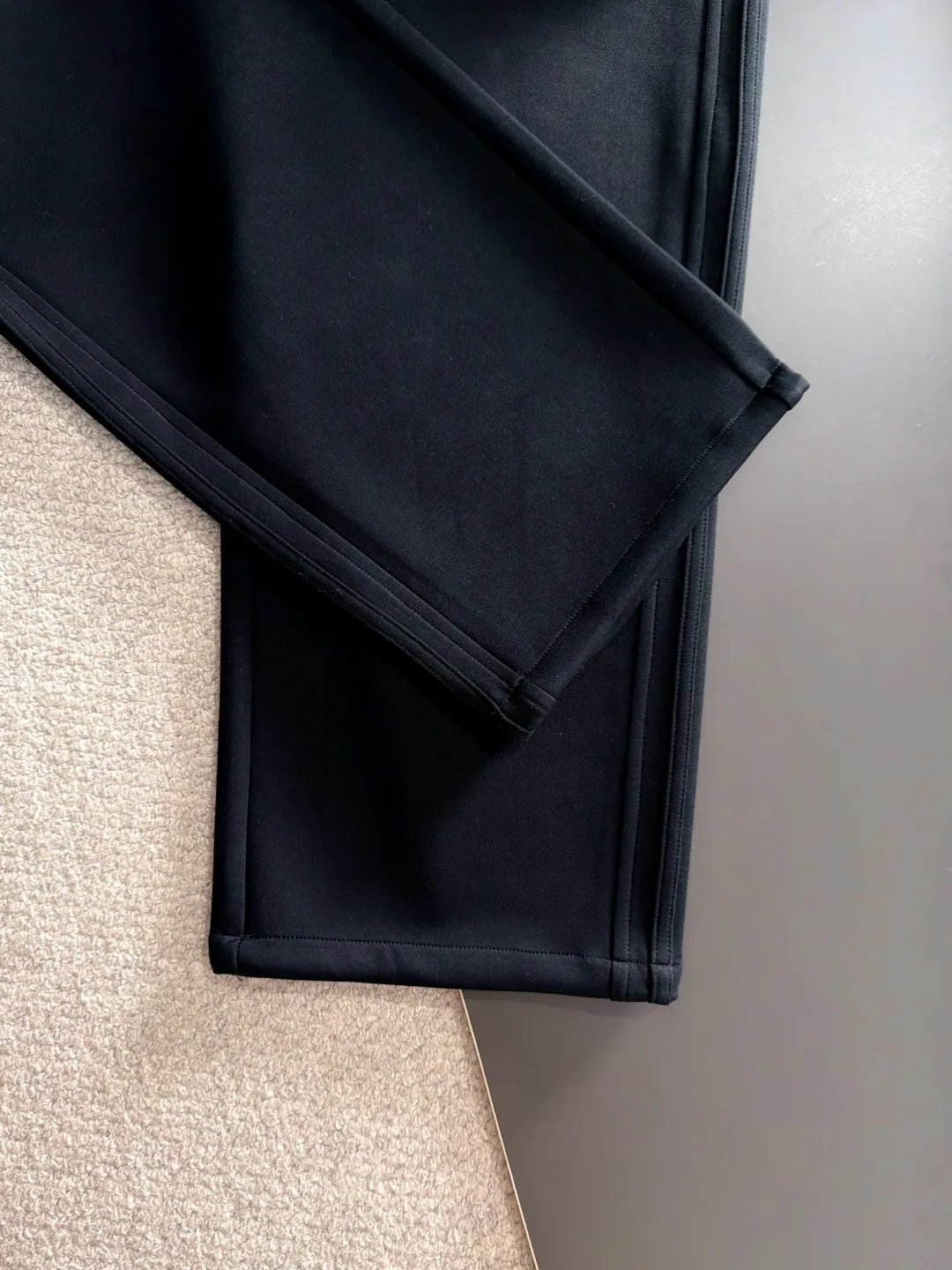 The next day we shipped the P195 Balenciaga High Quality New Arrival Elastic Casual Pants Fall/Winter 2026. The custom-made fabric at the counter has a high degree of comfort, impeccable details, and the design concept of the brand elements reflects high quality. The hand feels delicate and soft! Casual cuts and awesome upper body! Sizes: S-3XL